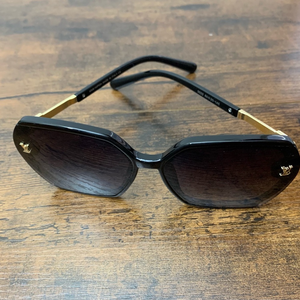 Louis Vuitton beautiful Sunglasses - Picture 2 of 2